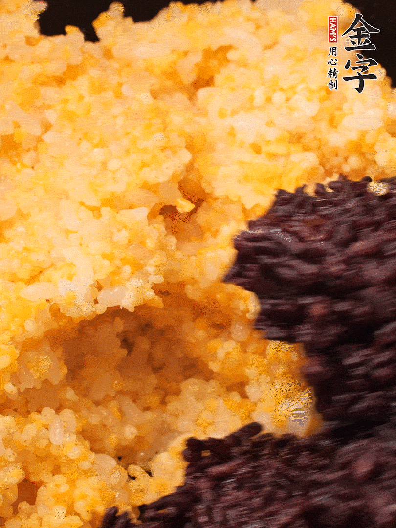 混合小米、紫米煮熟，加豬油攪拌均勻（紫米分開煮在攪拌）