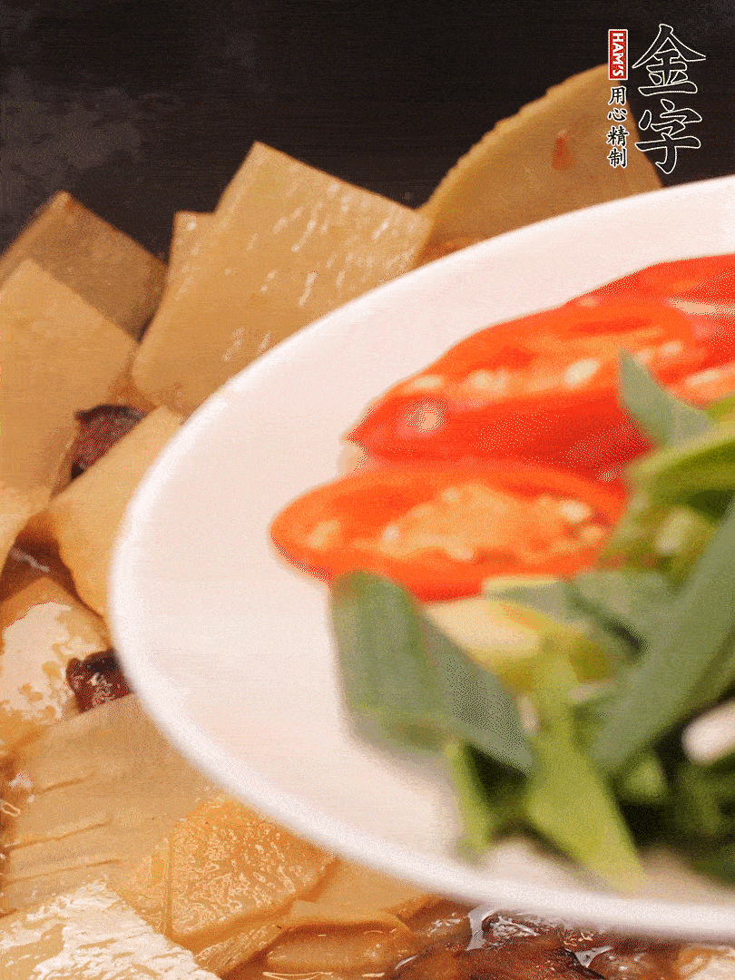 少許料酒增香，下蒜白、青紅辣椒略微翻炒