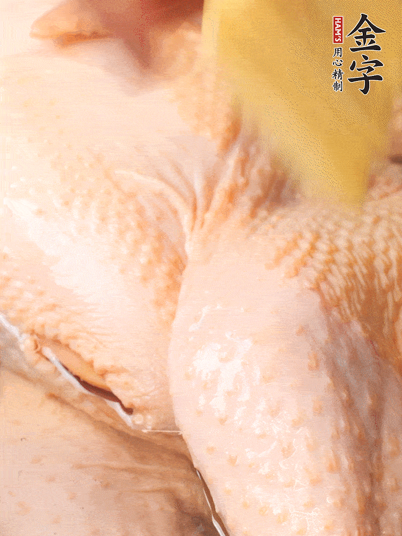 老母雞去頭去尾，斬去雞爪。冷水入鍋，加料酒、蔥姜焯水，煮出浮沫后撈出，用清水洗凈