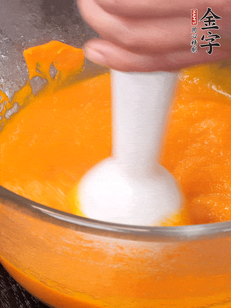 300g南瓜，去皮去瓤切滾刀塊，大火蒸8分鐘，料理機(jī)打成泥，篩網(wǎng)過篩成泥