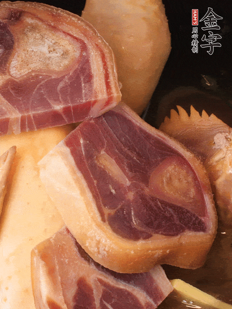 火踵、老母雞加蔥、姜、料酒、清水，大火燒開后轉(zhuǎn)小火，燉1小時(shí)