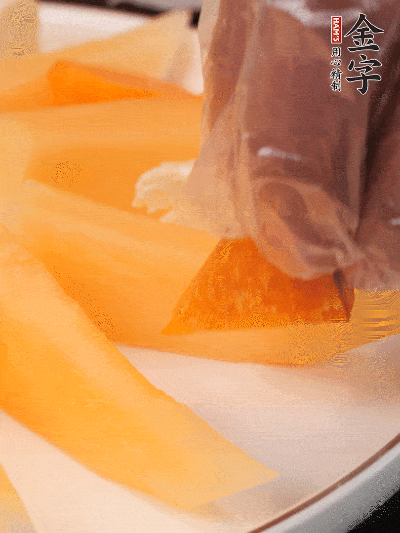 刀用火烤一下，切開奶酪