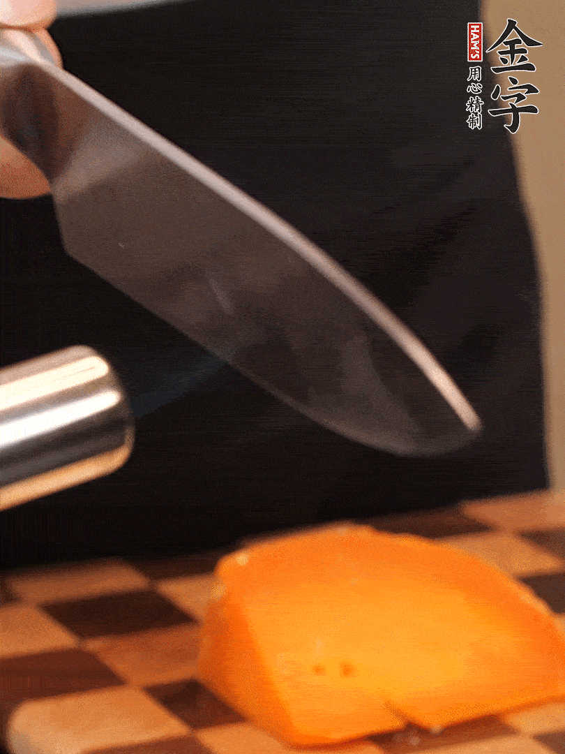 間隔擺上哈密瓜、奶酪、迷迭香、核桃仁