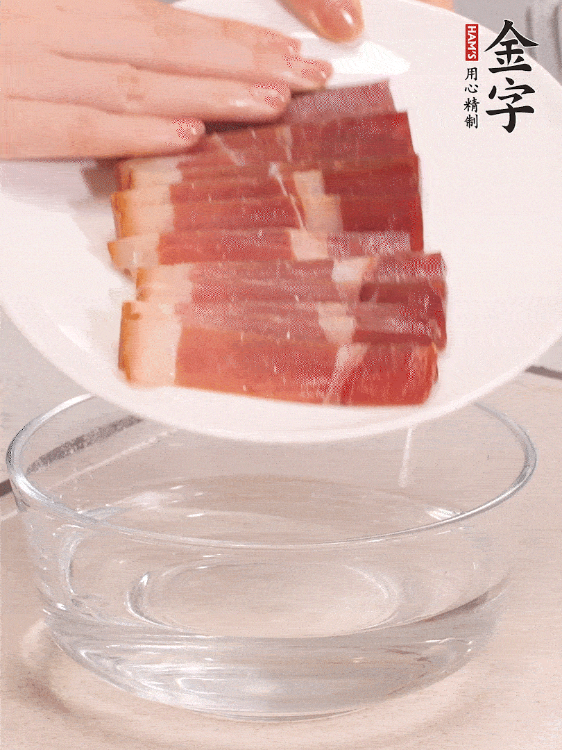 鴨腿冷水下鍋，加姜片、料酒焯水