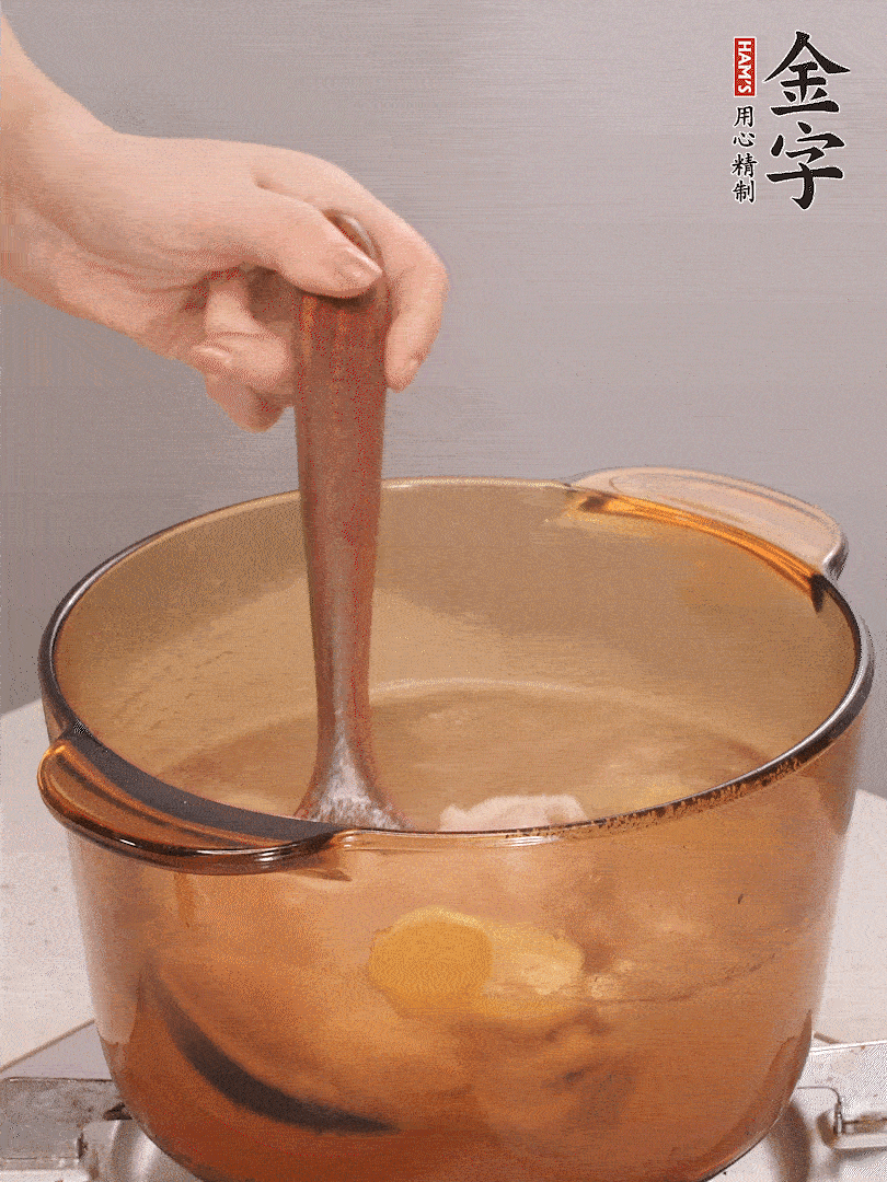 鴨肉、白果、火腿、生姜一起放入砂鍋，清水沒過食材，大火燉煮1小時