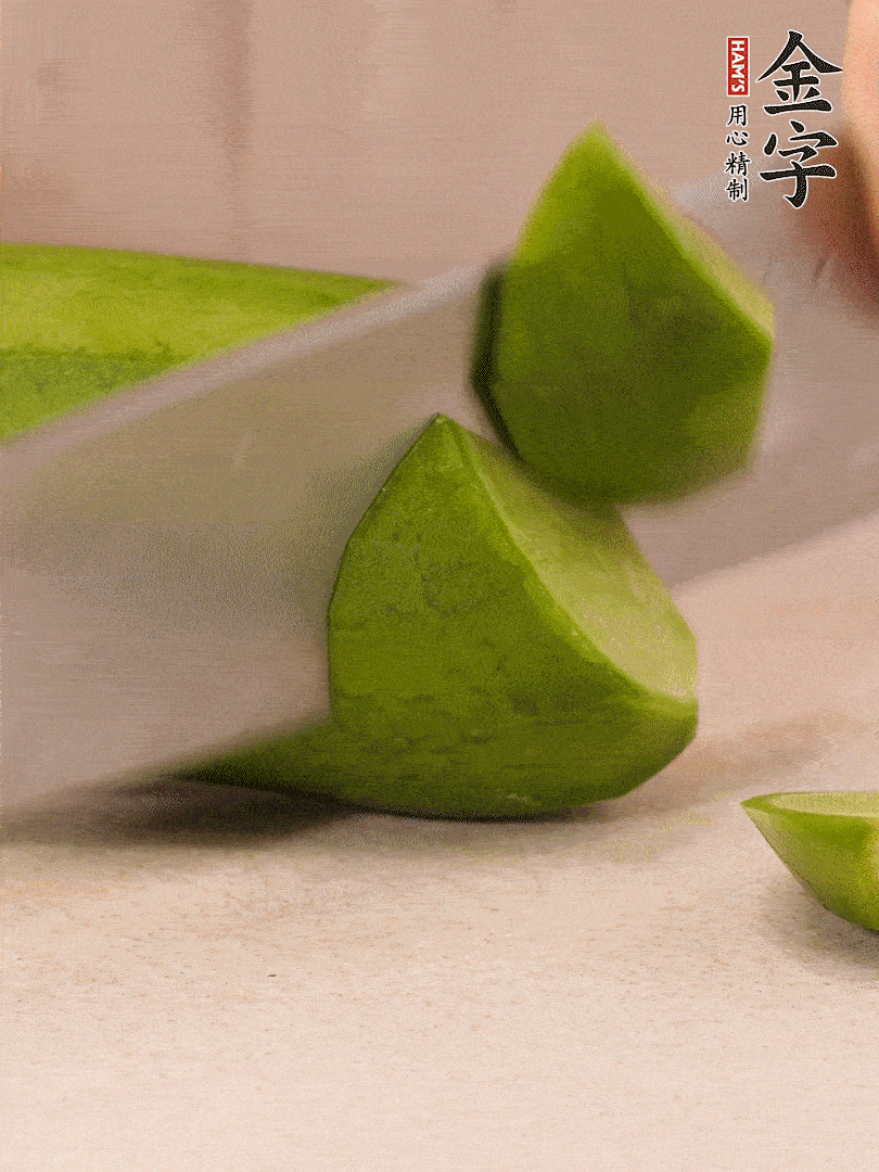 青、紅蘿卜洗凈，去皮切大塊