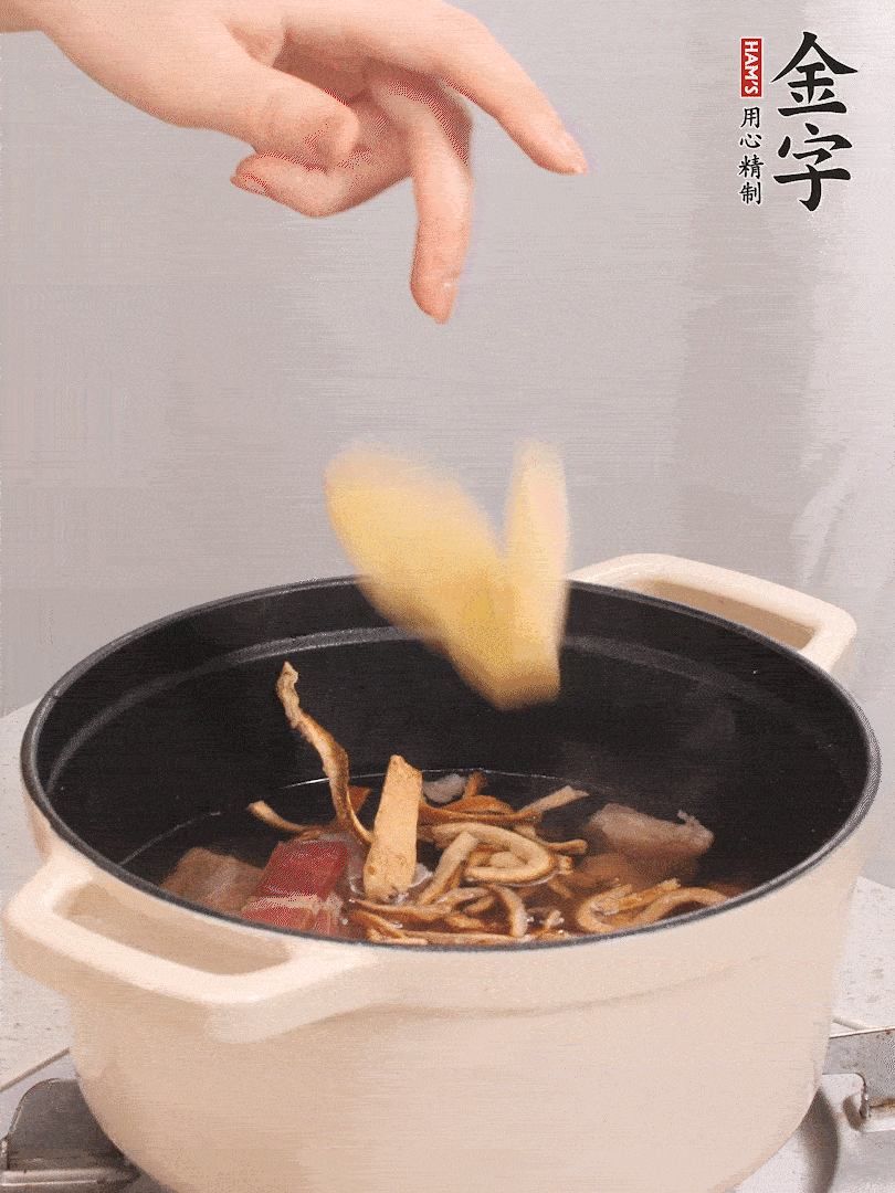 加入青、紅蘿卜再煲20小時。