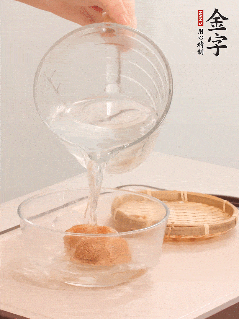 猴頭菇至少泡發(fā)半小時(shí)，將浸泡后的黃水?dāng)D干；