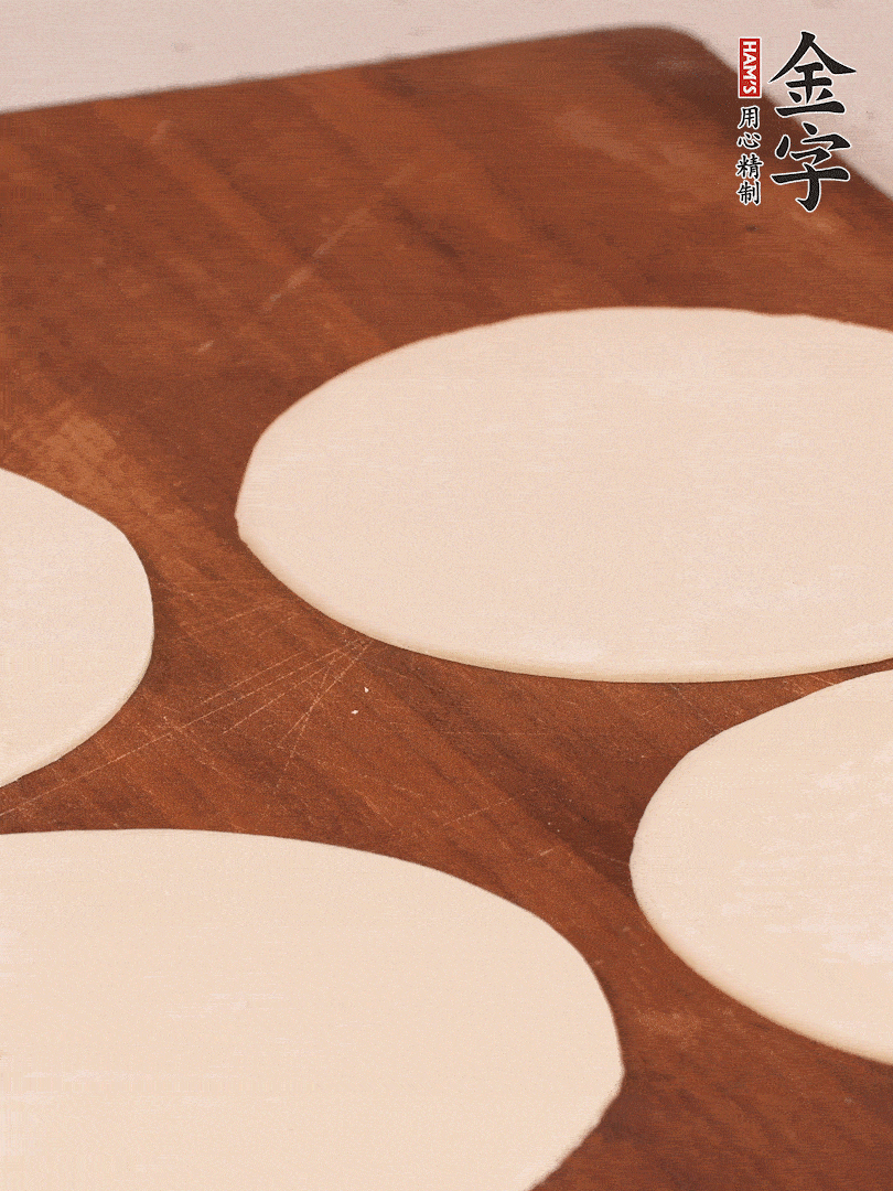 餃子皮均勻抹油，10張疊在一起，搟面杖搟開