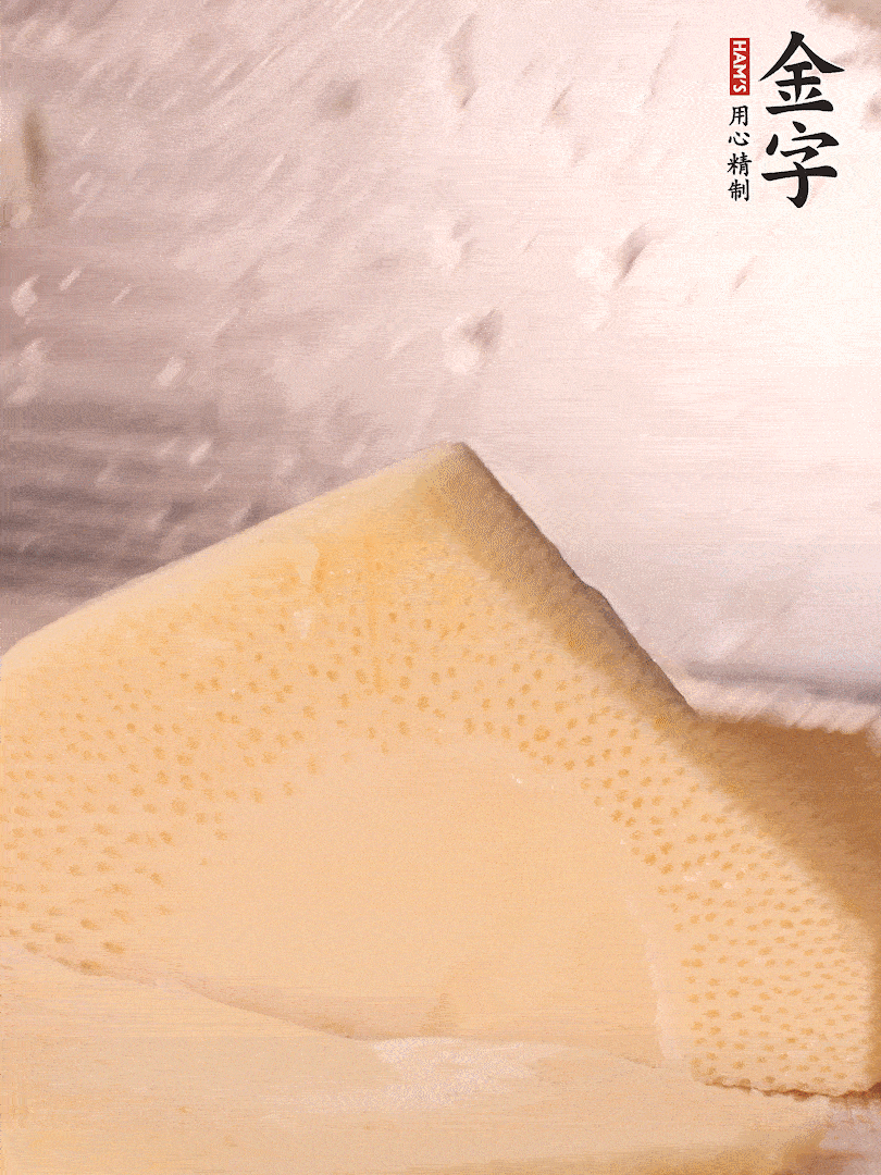 冬筍處理干凈，切滾刀塊，開水焯燙去除澀味