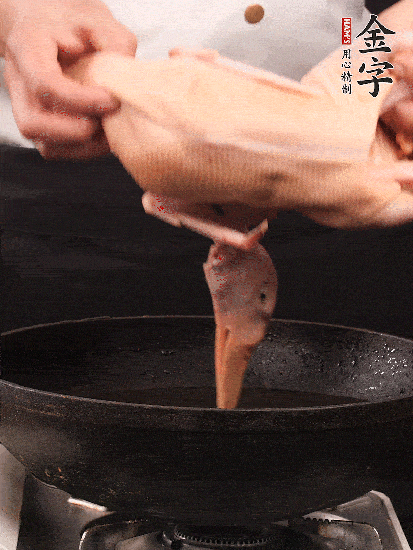 處理干凈的老鴨1只，黃酒小半碗，姜幾片，一起放入冷水，煮沸焯水3分鐘，去除血沫