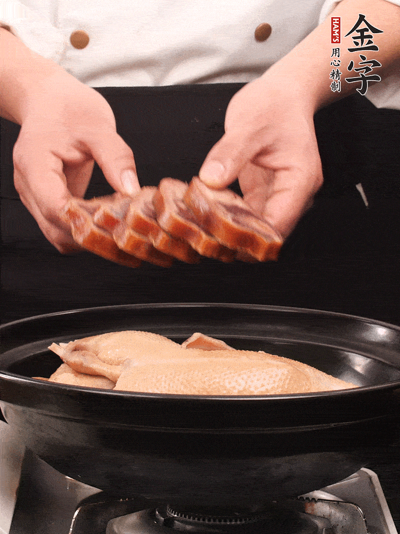 老鴨、金字火腿蹄片、筍干、姜片、蔥結(jié)，清水沒(méi)過(guò)鴨身2cm，加黃酒小半碗