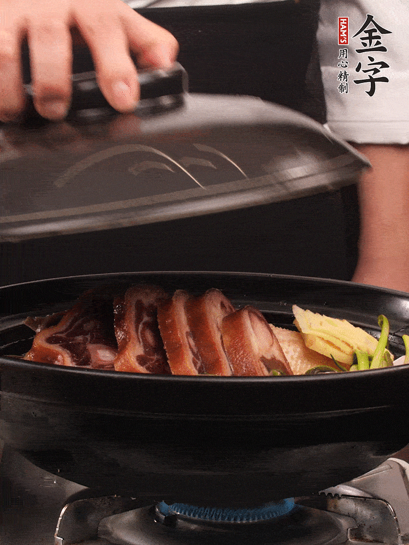 砂鍋蓋蓋子密封，大火燒開(kāi)后轉(zhuǎn)小火，燜煮2小時(shí)