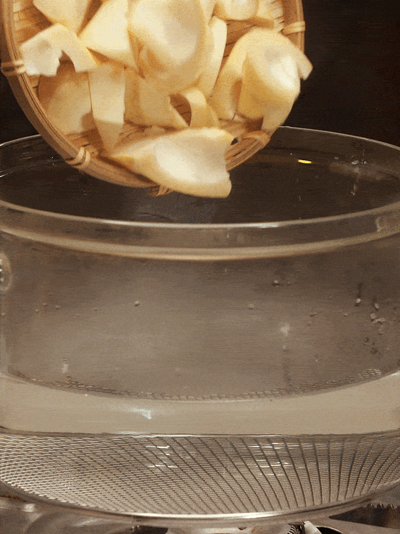 春筍切塊，焯水去除澀味