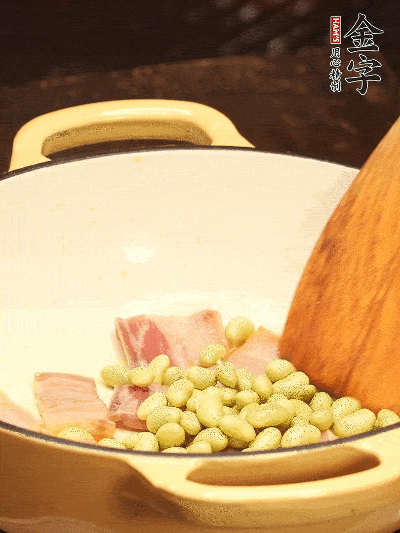 加入青豆、香菇翻炒出香味