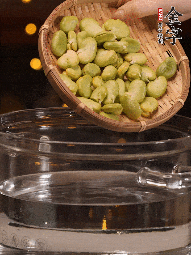 蠶豆剝殼，一起放入鍋中開水焯2分鐘去澀