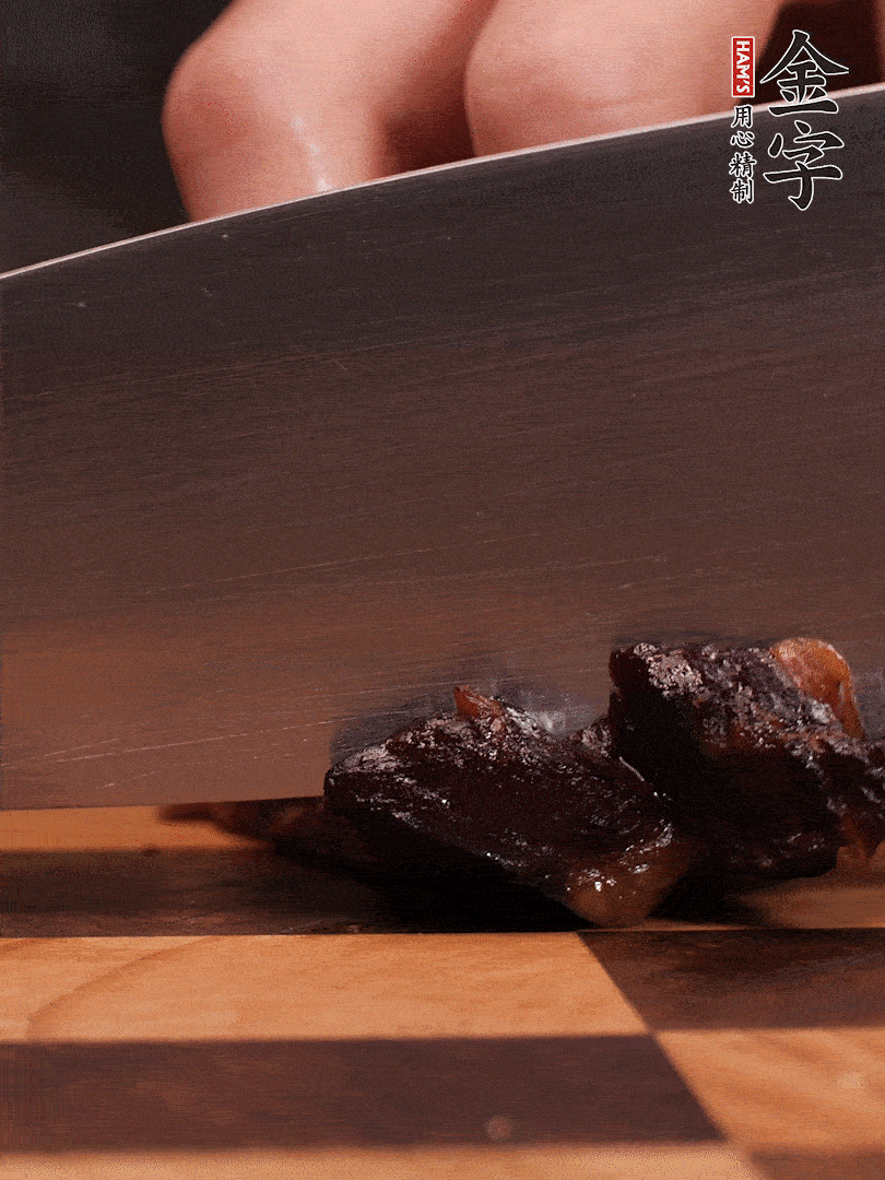 金字醬油肉整塊放入鍋中煮至7成熟，切成小塊