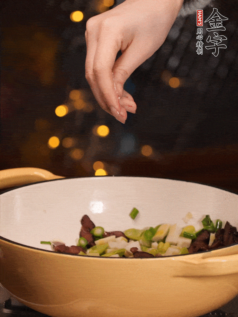 可以加點點水，再加菜苔，加點鹽、味精調(diào)味