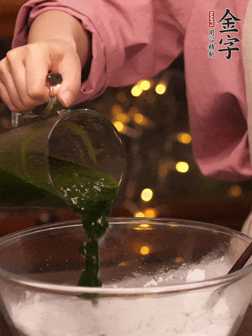 清明粿粉，分次加艾草泥，加點油揉2分鐘