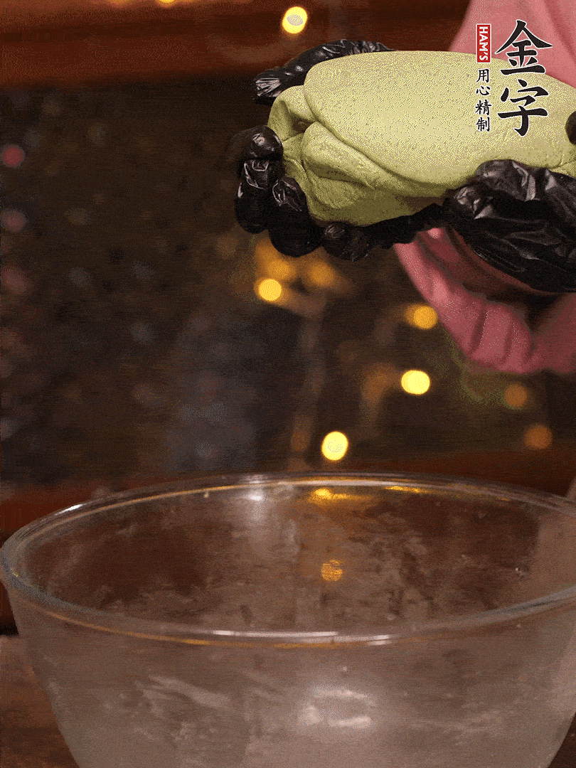 清明粿粉，分次加艾草泥，加點油揉2分鐘，揉到面團光滑，醒發(fā)一下