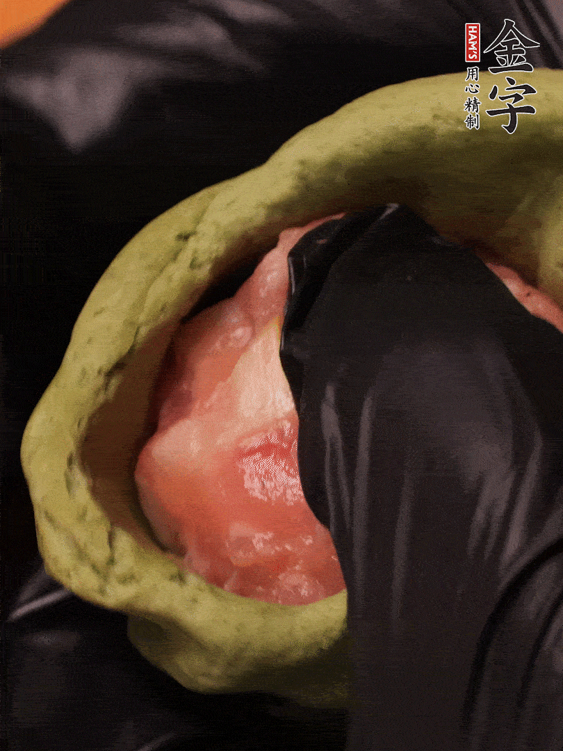 切成小劑子，中間壓個坑，做成碗狀，虎口慢慢收口