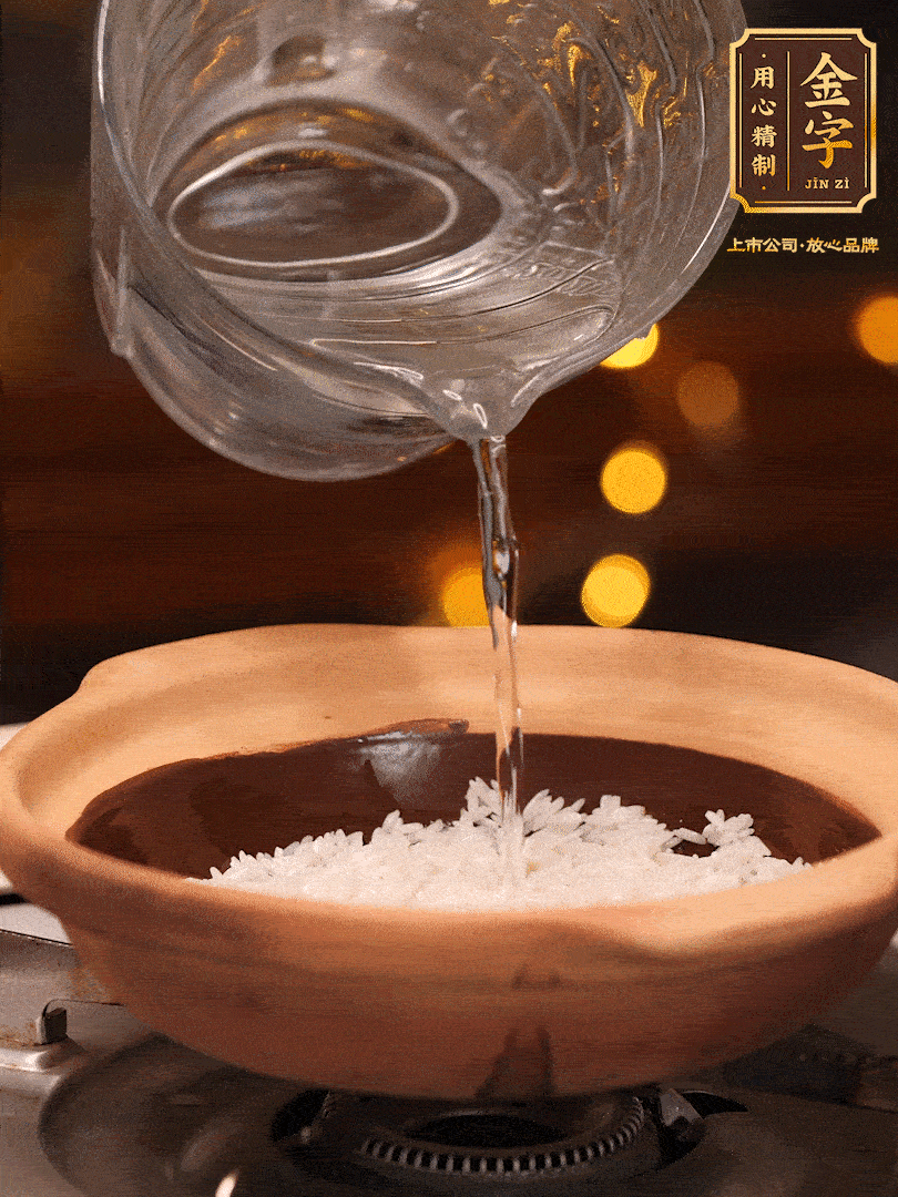 選一個中意的砂鍋加入1勺花生油并刷勻，倒入泡好的絲苗米、開大火煮至沸騰冒大泡后，轉(zhuǎn)中火蓋蓋燜煮5分鐘