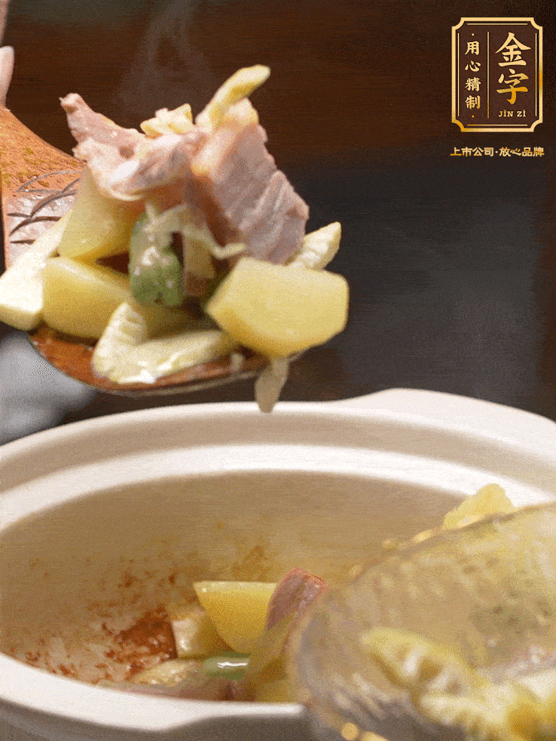 煸出咸肉脂香，再下筍丁、蠶豆。呈出