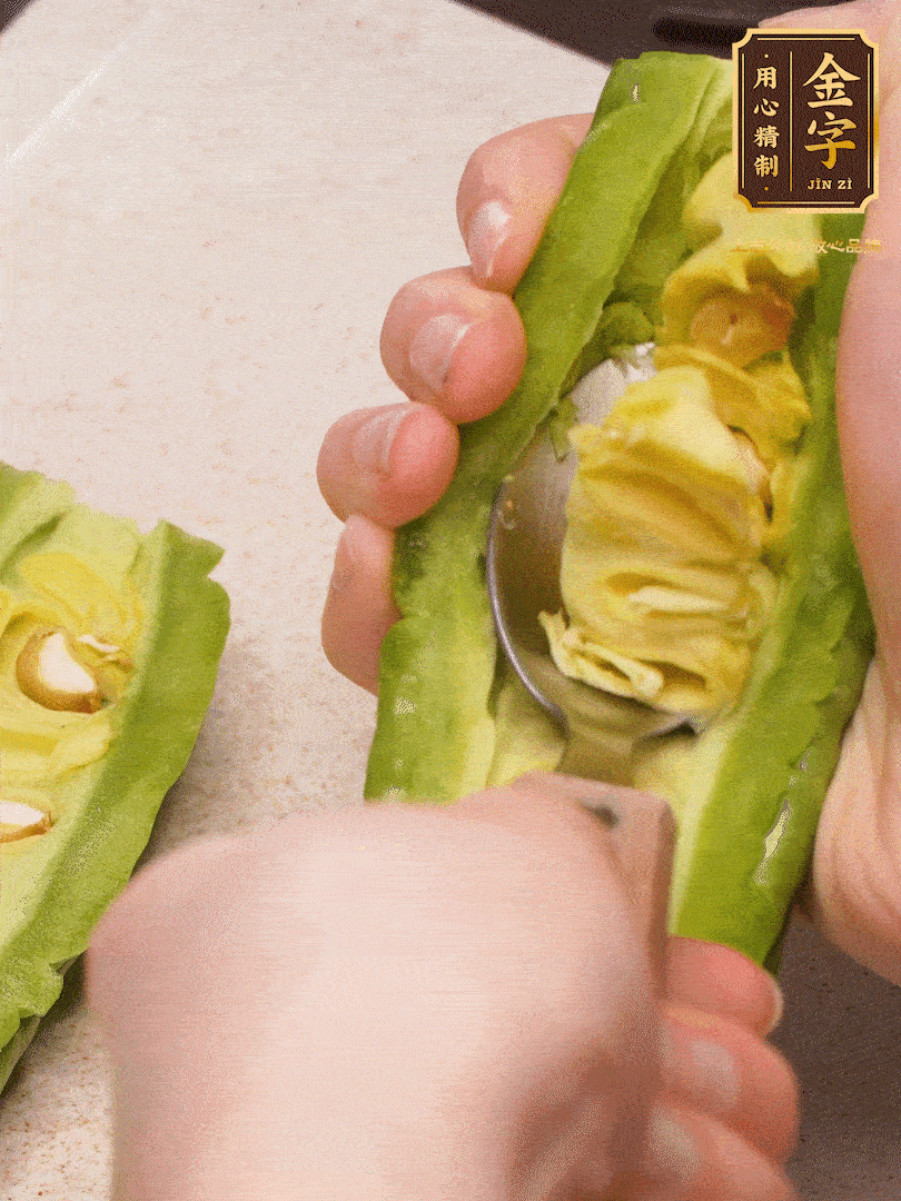 苦瓜從中間切開(kāi)，把里面的瓢和籽全部挖干凈