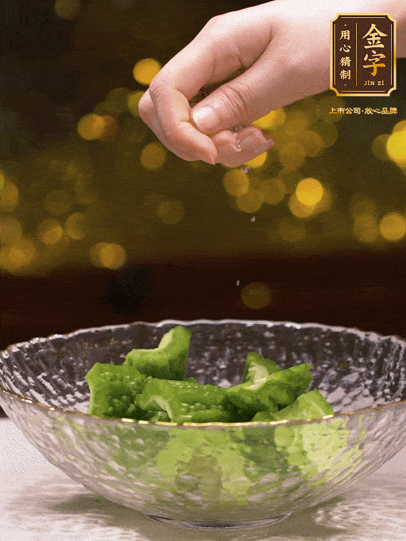 處理好的苦瓜切段（5cm），加點(diǎn)鹽鹽腌一下，去除一下苦味