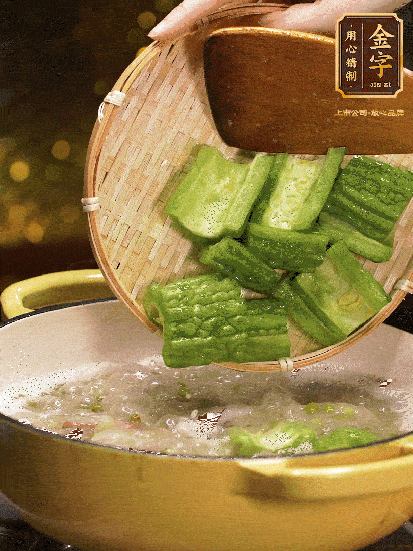 最后在放苦瓜燒開(kāi)，放一點(diǎn)點(diǎn)調(diào)味糖，燉煮20分鐘