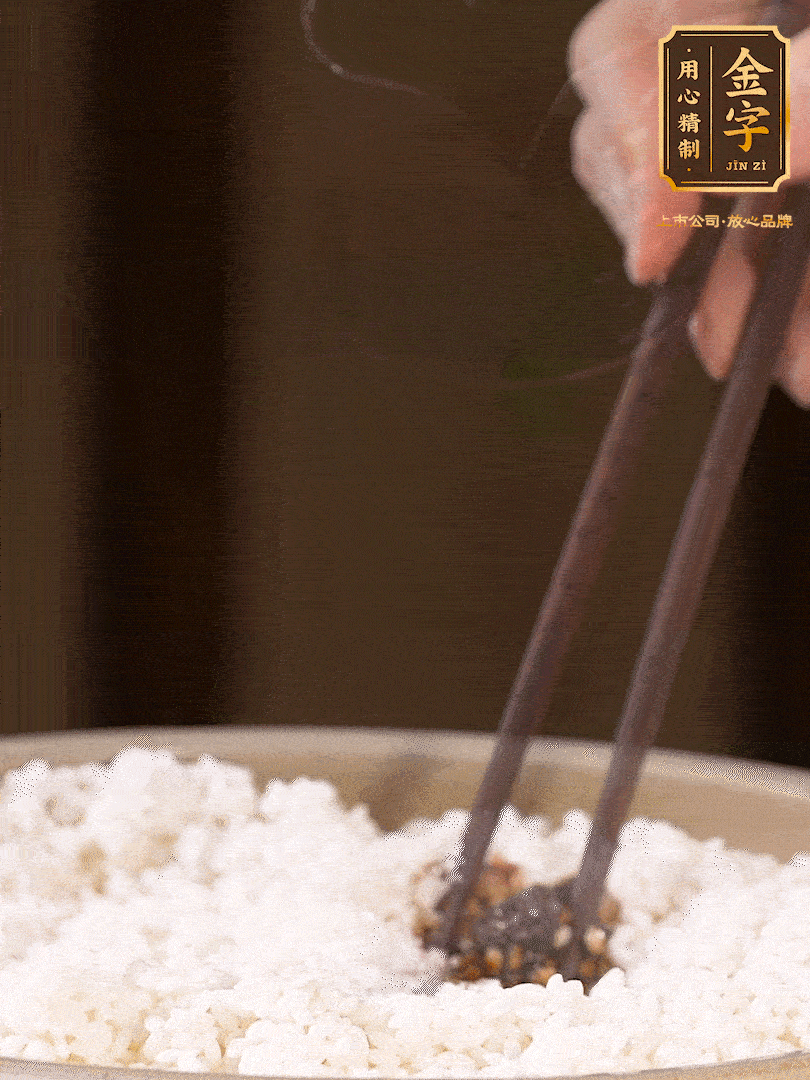 糯米淘洗干凈，浸泡4小時(shí)，控干水分后，加鹽、糖、老抽調(diào)味調(diào)色