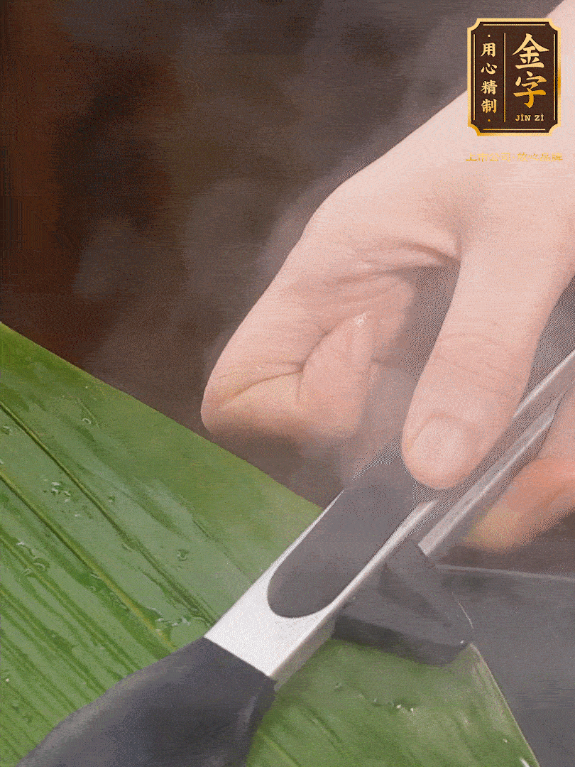 新鮮粽葉洗凈，用開(kāi)水煮一下，讓粽葉更有韌性不易裂。