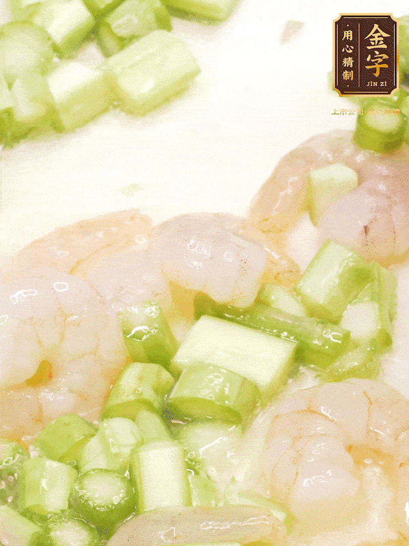 熱油煎香蝦仁，下香腸、蘆筍翻炒，盛出備用。