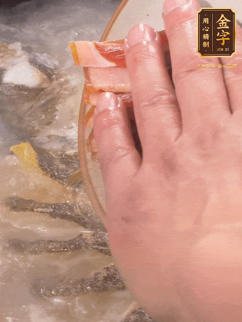 將煎好的魚，倒入三大碗開水。大火煮開后放入1個(gè)蔥結(jié)、2片姜片和1勺料酒和火腿片