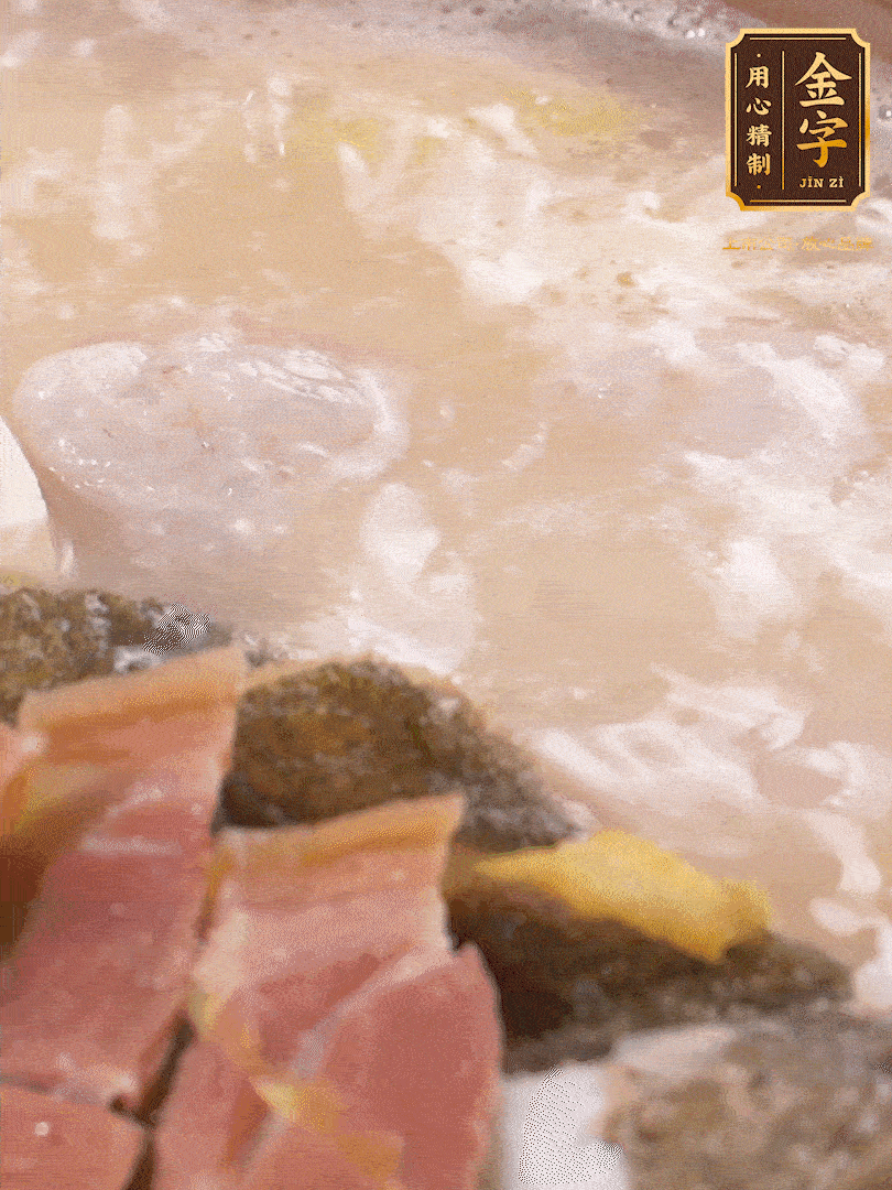 大火煮至沸騰后，轉(zhuǎn)至砂鍋中，繼續(xù)燉煮。這個(gè)時(shí)候可以放入一些自己喜歡吃的配菜比如蝦滑、內(nèi)酯豆腐來(lái)添味