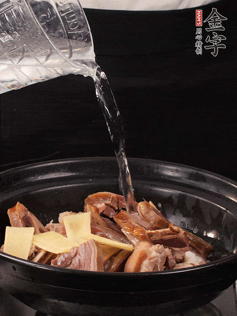 火腿、豬腳放到大砂鍋里，黃酒提鮮，蔥姜去腥，加2kg純凈水沒過食材。水一定要放足，中途最好不能加水