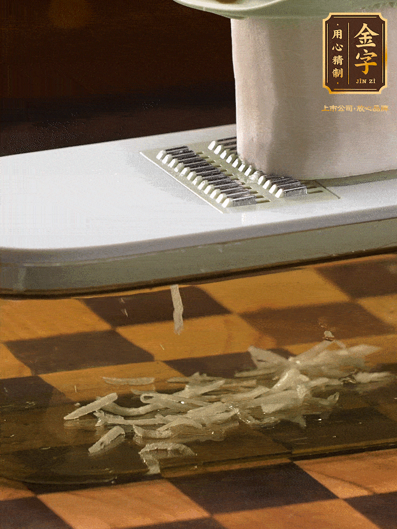 蘿卜切絲 ，加少許的鹽 抓拌均勻后，腌制十五分鐘