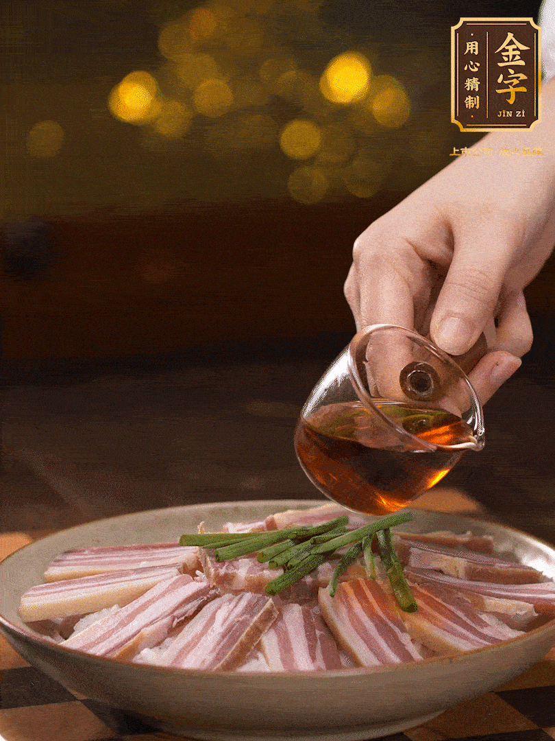 把切好的咸肉，均勻的鋪在蘿卜絲的四周頂部放少許蔥段 淋上少許料酒，放入鍋中 大火蒸二十分鐘