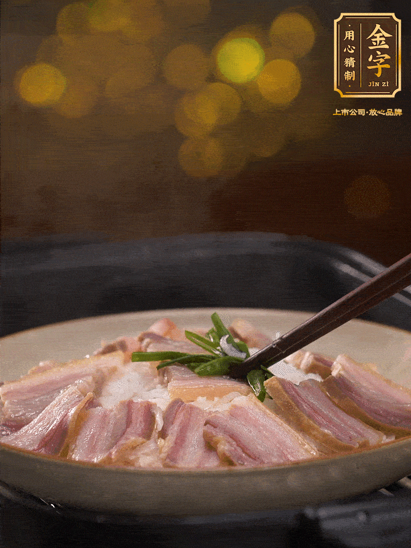 二十分鐘后關(guān)火，去除頂部的蔥段，最后撒上少許的蔥末，就完成了