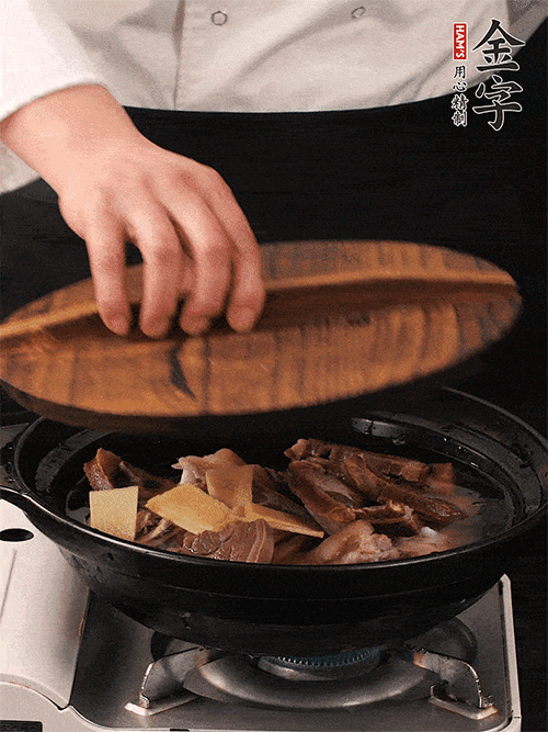 大火煮到沸騰后，轉(zhuǎn)中小火慢燉1個(gè)半小時(shí)。