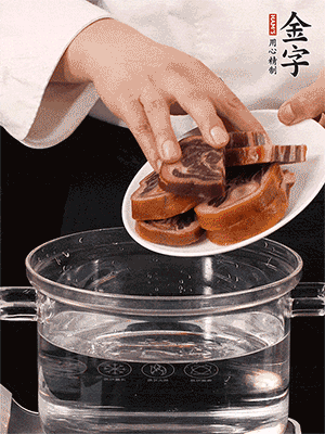 一包200g的金字火腿蹄片恰好搭配一個(gè)新鮮豬爪（豬腳）。都先加蔥姜、料酒焯水一遍，把血水清除后燉出來才能更清澈不油膩。