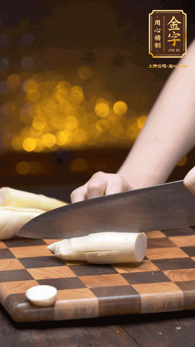 茭白剝?nèi)ネ馄?，去掉根部老硬部分，洗凈切滾刀塊