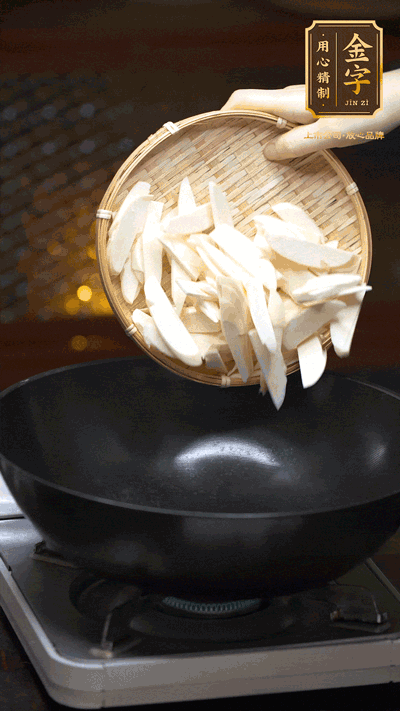 油至5成熱，下茭白塊翻炒，慢慢煎炒至表面微微焦黃