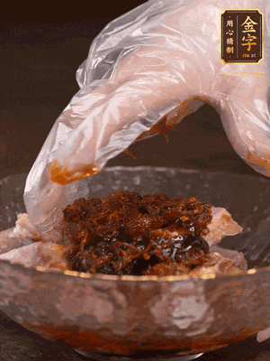 排骨用1勺蠔油、1勺醬油、1勺金字火腿XO醬抓勻腌制半小時