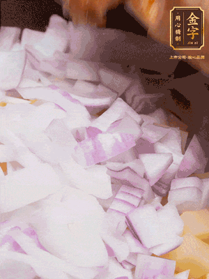 倒入洗干凈的大米、土豆丁、洋蔥碎、排骨、金字火腿xo醬、水