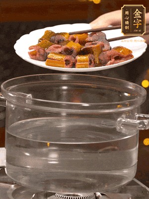 黃鱔冷水下鍋焯燙，再用清水洗凈去除腥味