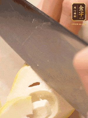 春筍切成滾刀塊，焯水去除澀味