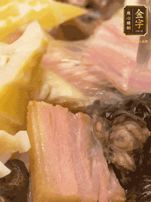 倒入滾燙的熱水，燉煮20分鐘，湯濃汁白