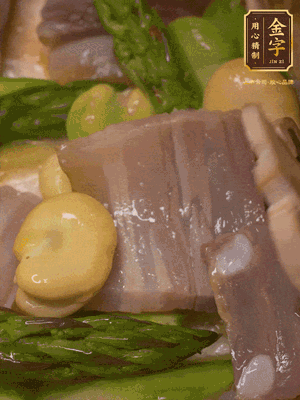 倒入熱水，燉煮10分鐘