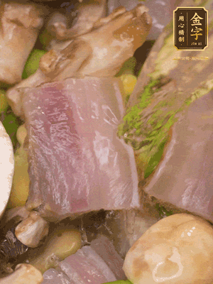 開蓋，放入河蝦繼續(xù)燜煮5分鐘